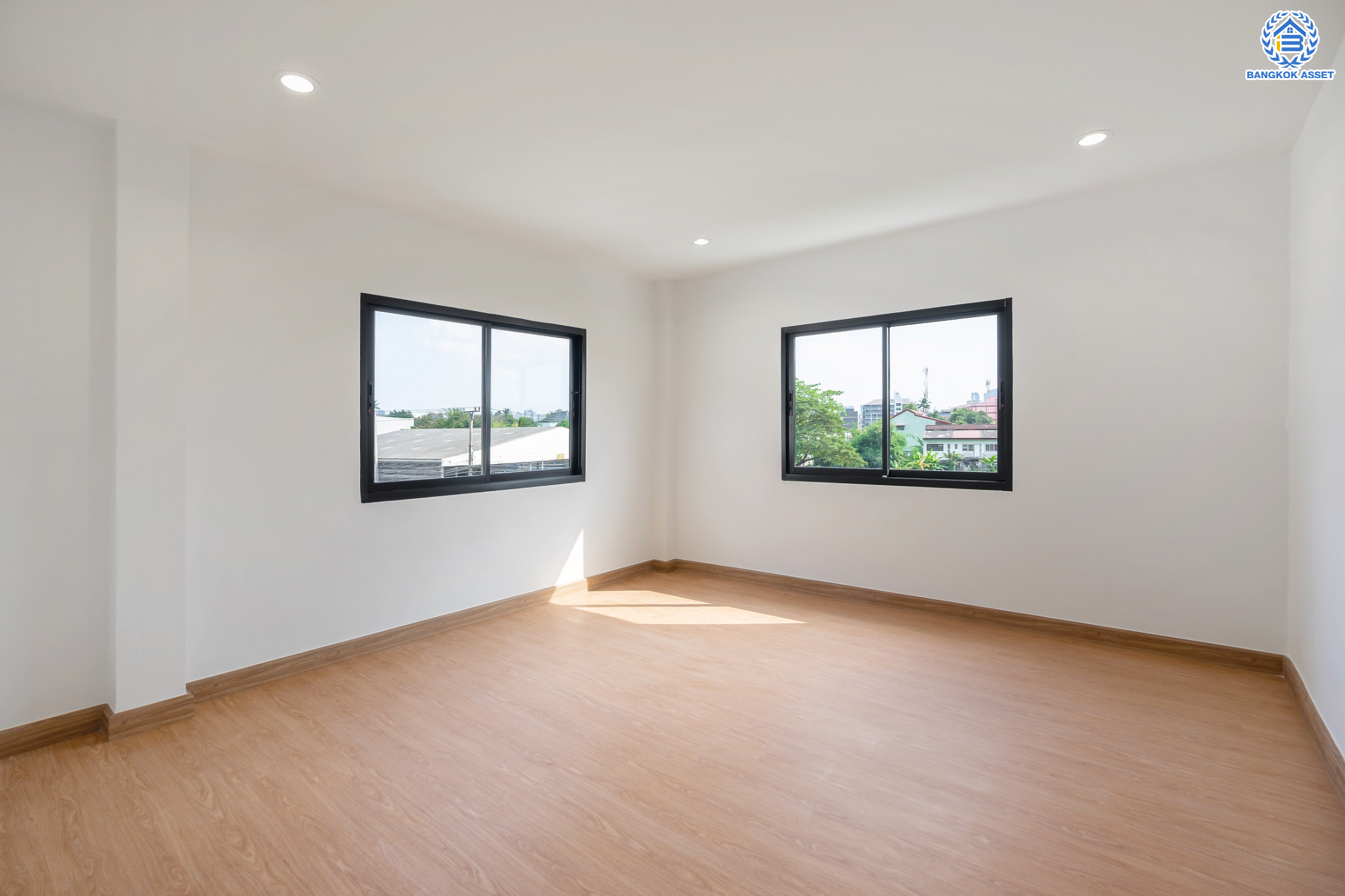 บ้านมือสองตกแต่งใหม่ ม.บ้านสวน5 กลางเมือง พิบูลย์สงคราม บ้านแฝด 3 ชั้น พร้อมอยู่ เนื้อที่ 32.9 ตร.ว. ฟังก์ชัน 4 ห้องนอน 3 ห้องน้ำ จอดรถได้ 2 คัน บนสุดยอดทำเล! เชื่อมถนนพิบูลย์สงคราม, วงศ์สว่าง, นครอินทร์ และติวานนท์ ใกล้จุดขึ้นทางด่วนศรีรัช-วงแหวนรอบนอก และรถไฟฟ้า "สถานีแยกติวานนท์"